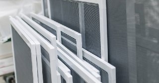 Москитные сетки на пластиковые окна Карасук купить по цене от 931 руб.